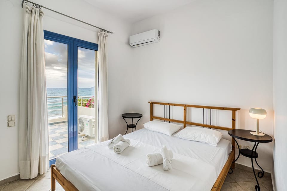 Bed, View (from property/room), Balcony/Terrace, Photo of the whole room, Bedroom, Sea view, towels, air conditioner