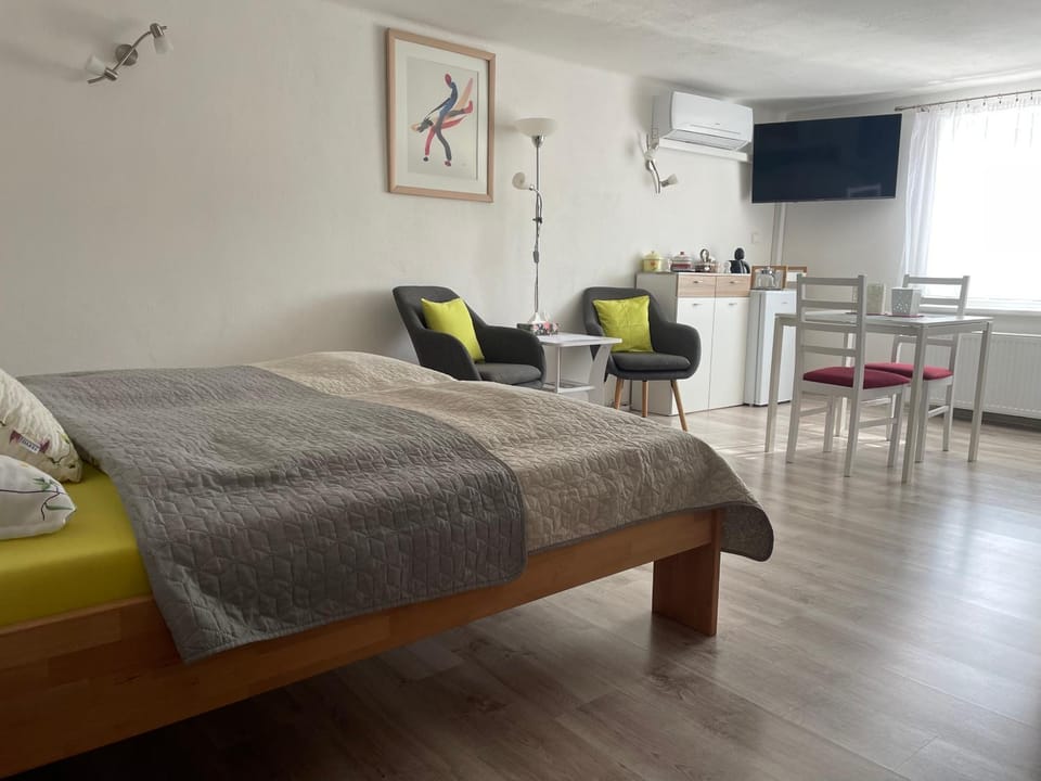 Bed, TV and multimedia, Photo of the whole room