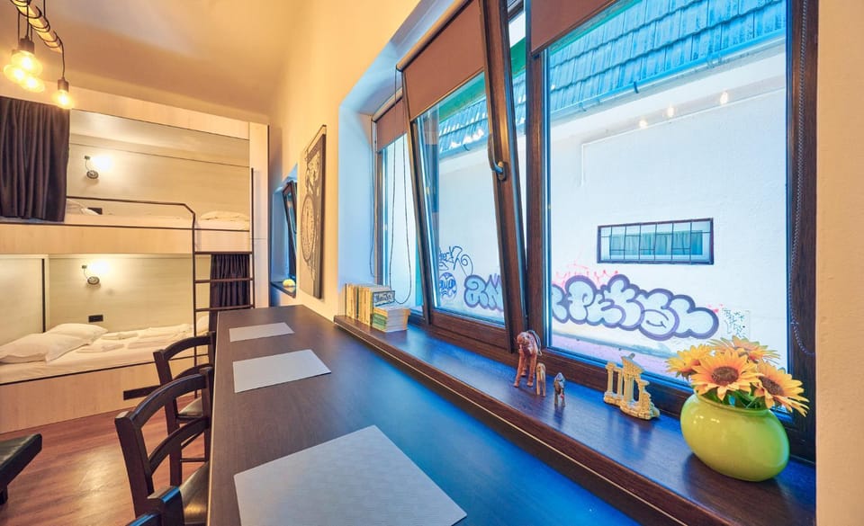 Seating area, Bedroom, bunk bed