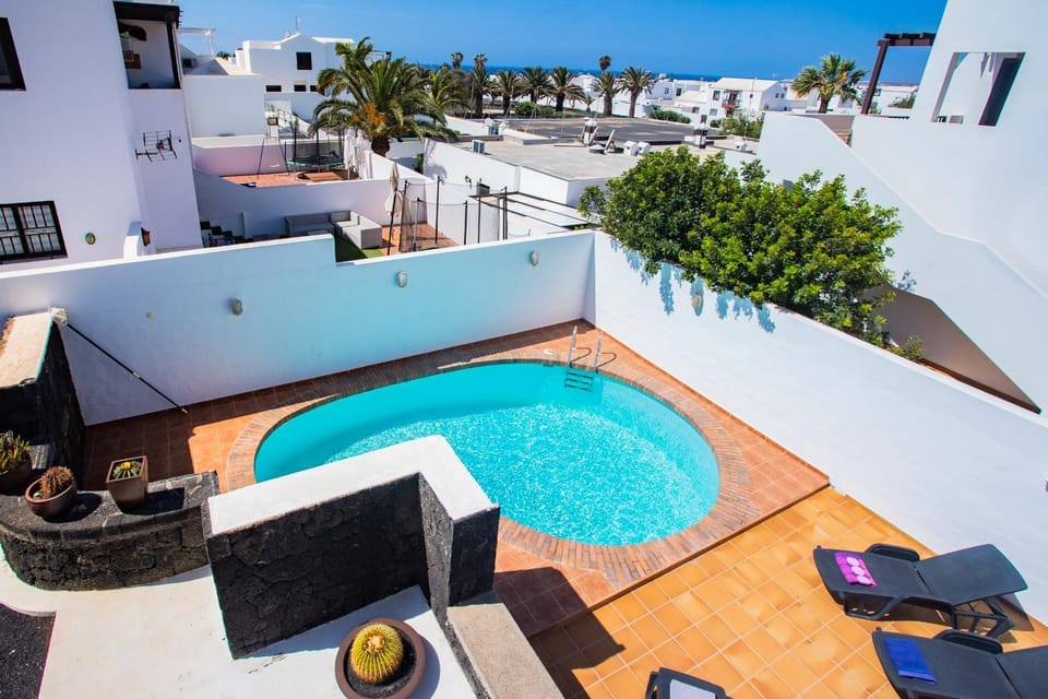 Balcony/Terrace, Pool view, Swimming pool, sunbed