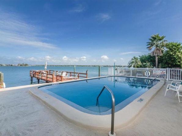 Paradise Lane-Dolphin View-On the Intercostal Apartment in Treasure Island