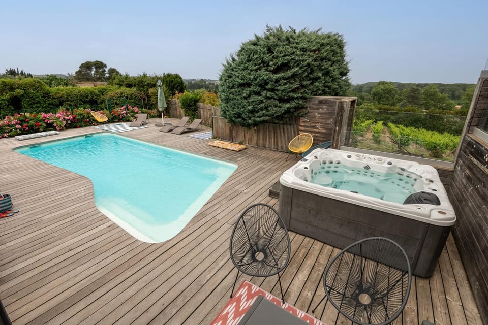 Day, Natural landscape, Hot Tub, Pool view, Swimming pool, sunbed