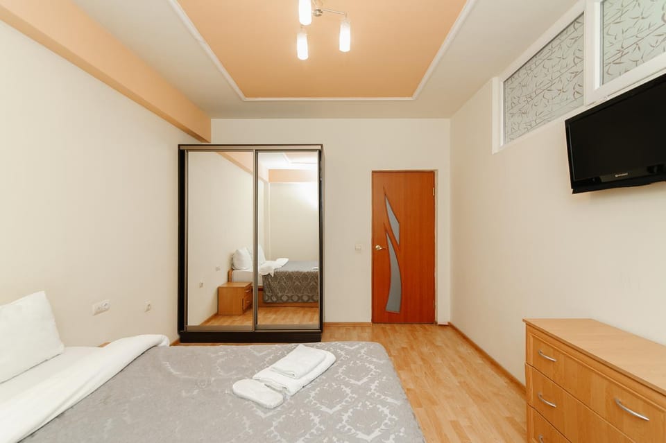 Bed, TV and multimedia, Photo of the whole room, Bedroom, towels, wardrobe