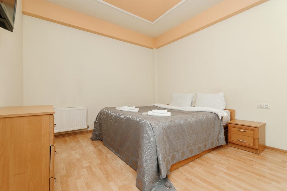 Bed, Bedroom, towels