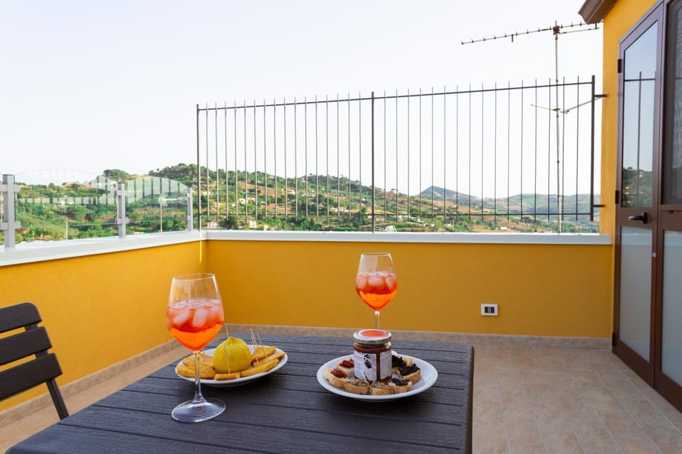 Patio, Day, Natural landscape, View (from property/room), Balcony/Terrace, Balcony/Terrace, Food and drinks, Dining area, Food, Mountain view, Drinks, Alcoholic drinks, Internal: Not applicable to any particular room
