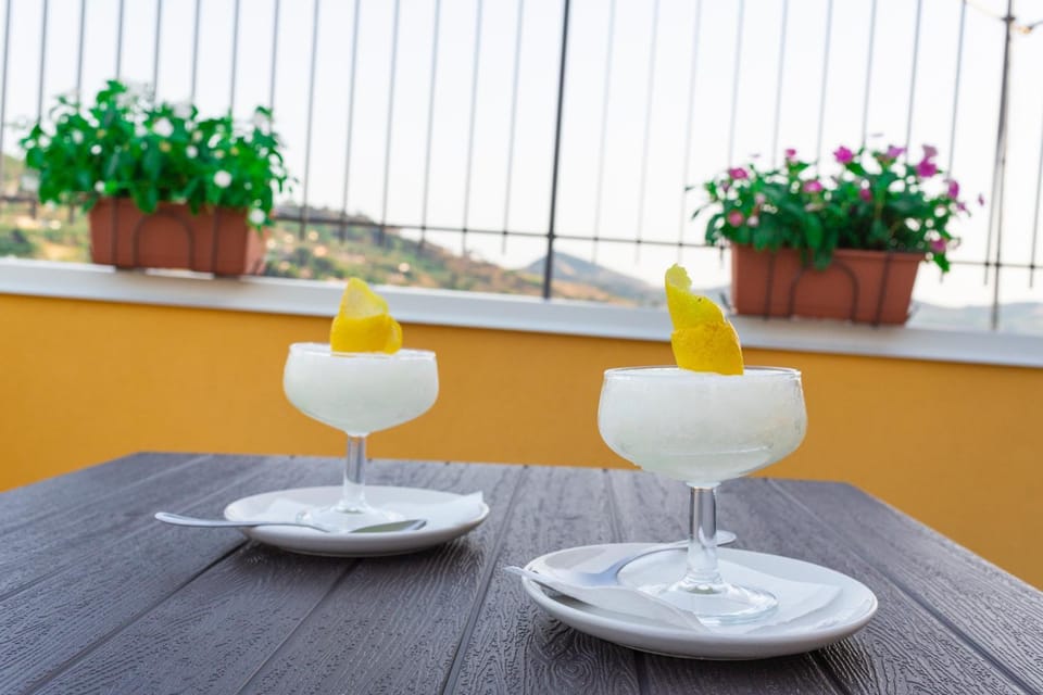 Balcony/Terrace, Food and drinks, Drinks, Alcoholic drinks