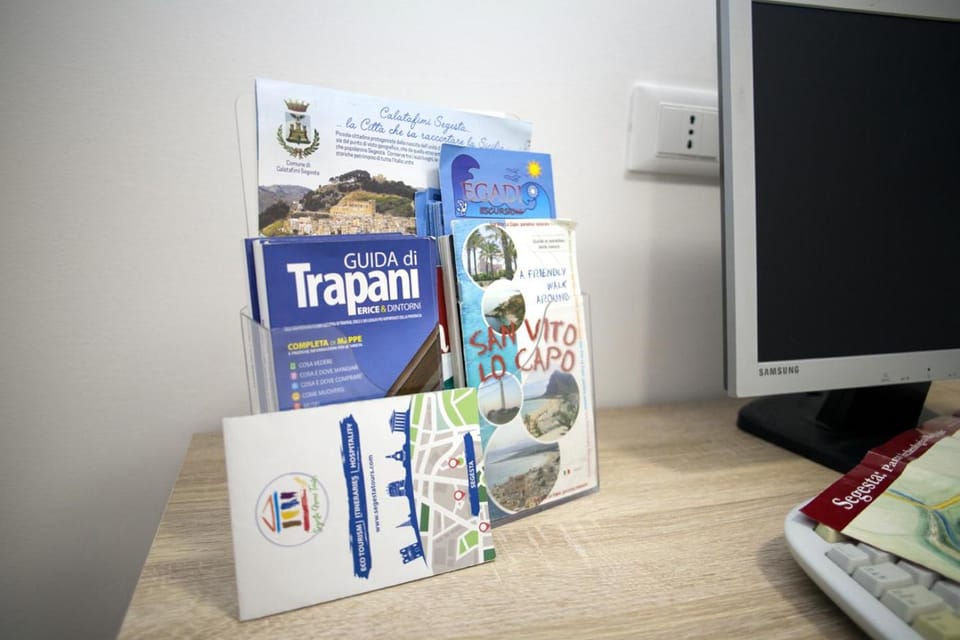 Staff, People, Property logo or sign, TV and multimedia, Lobby or reception, Business facilities, Decorative detail, Seating area, Logo/Certificate/Sign, Meeting/conference room, Text overlay, Guests, Area and facilities, group of guests, Certificate/Award, Family