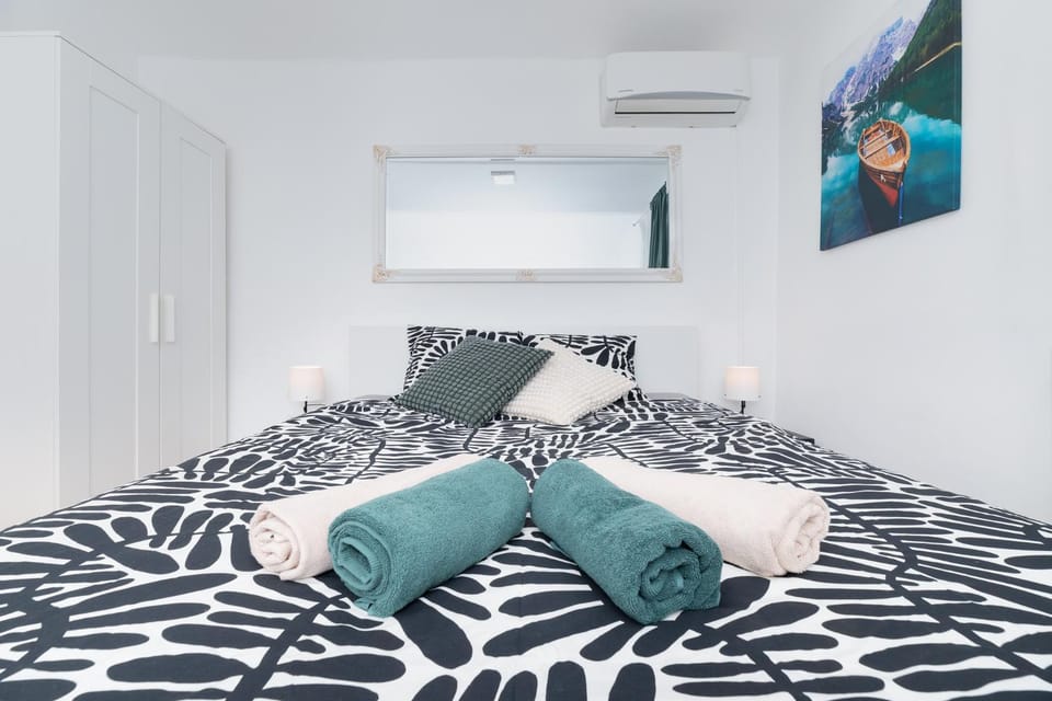 Bed, Bedroom, towels, air conditioner
