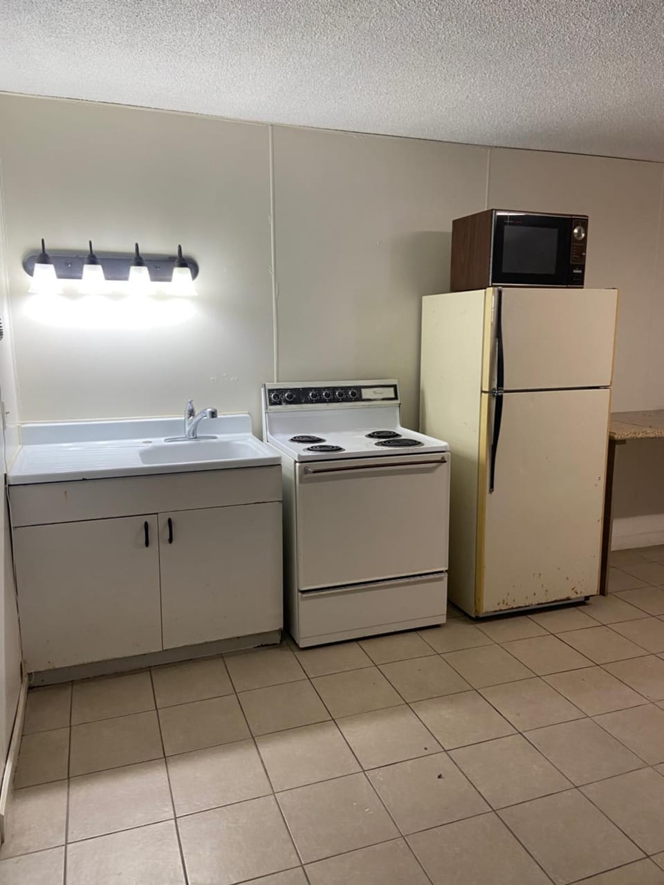 Kitchen or kitchenette, minibar