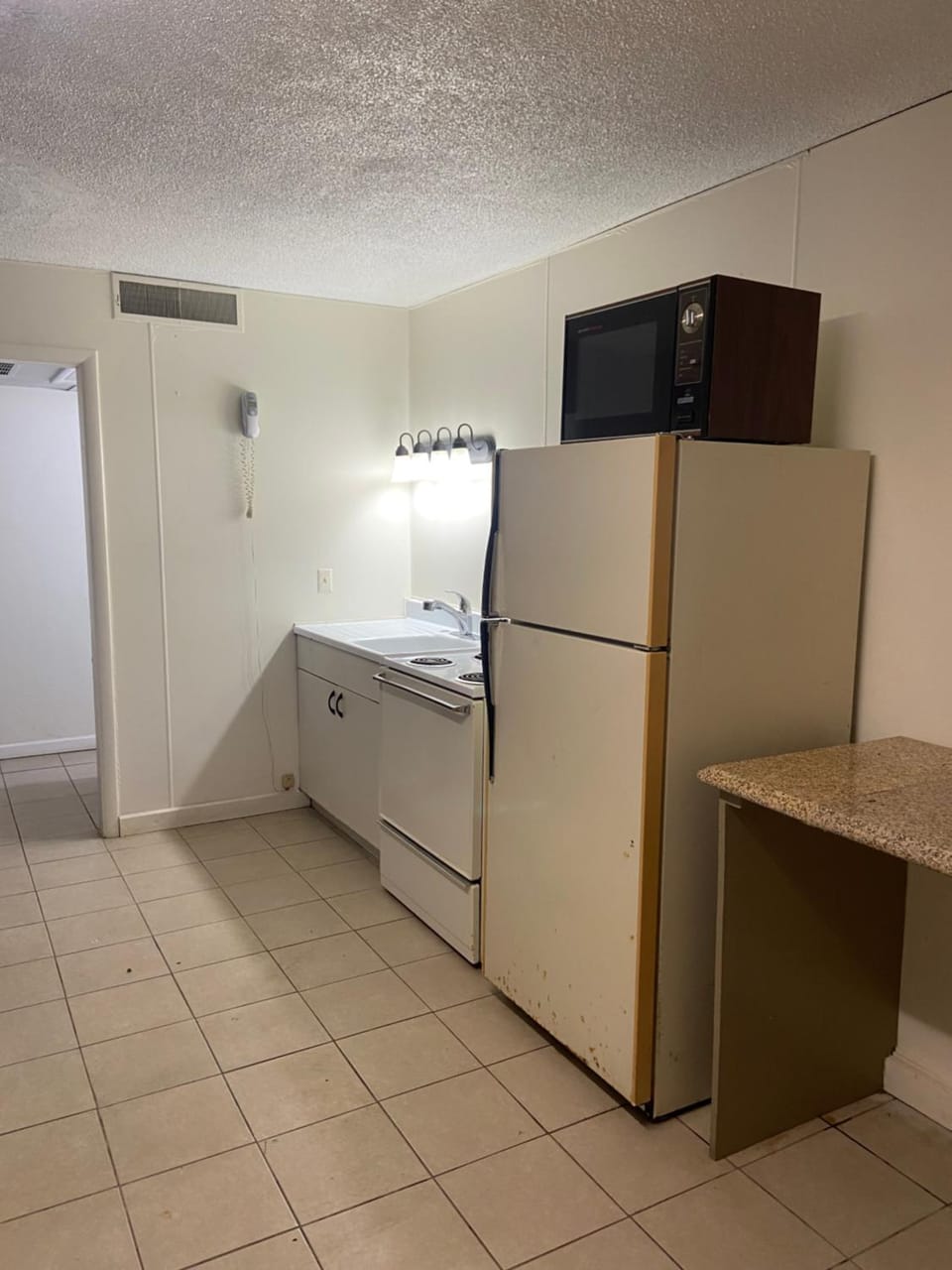 Kitchen or kitchenette, minibar