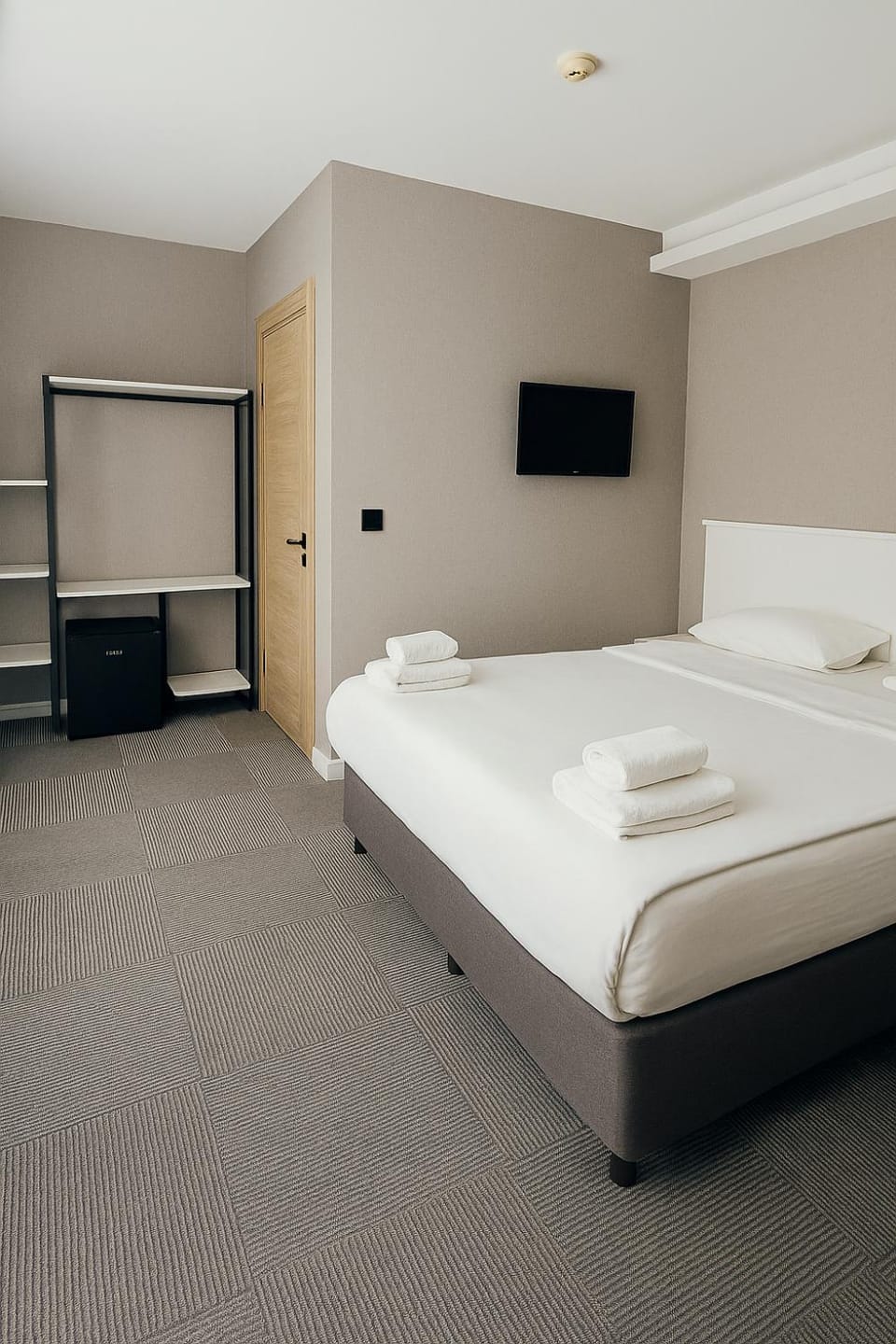Bed, TV and multimedia, Photo of the whole room