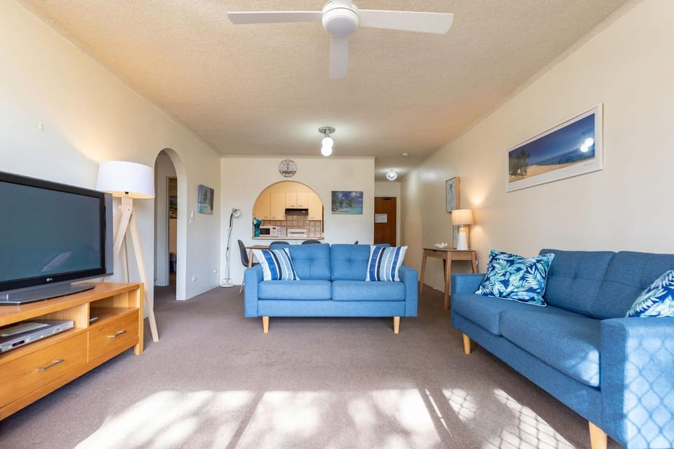TV and multimedia, Living room, Seating area, Evening entertainment