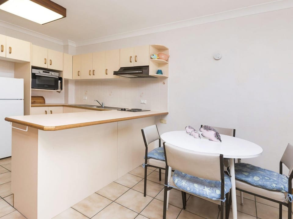 Kitchen or kitchenette, Dining area, oven, stove