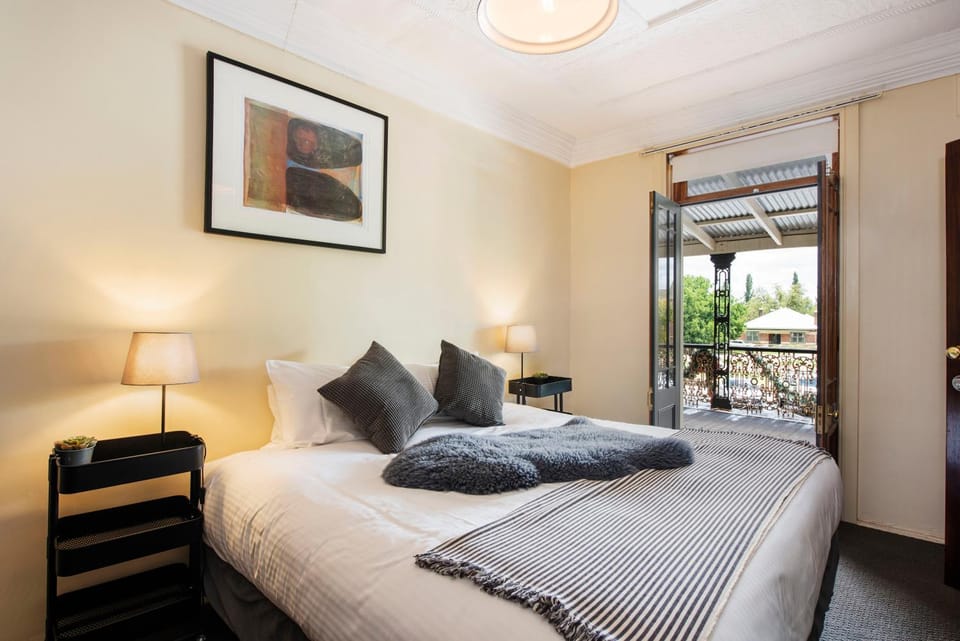 Photo of the whole room, Garden view