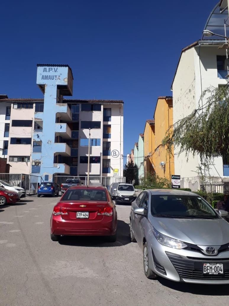 Property building, Nearby landmark, Facade/entrance, Neighbourhood