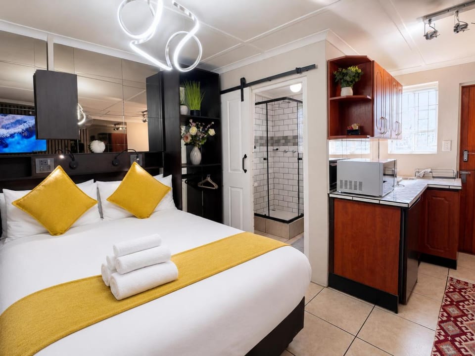 Bathroom, Kitchen or kitchenette, Bedroom