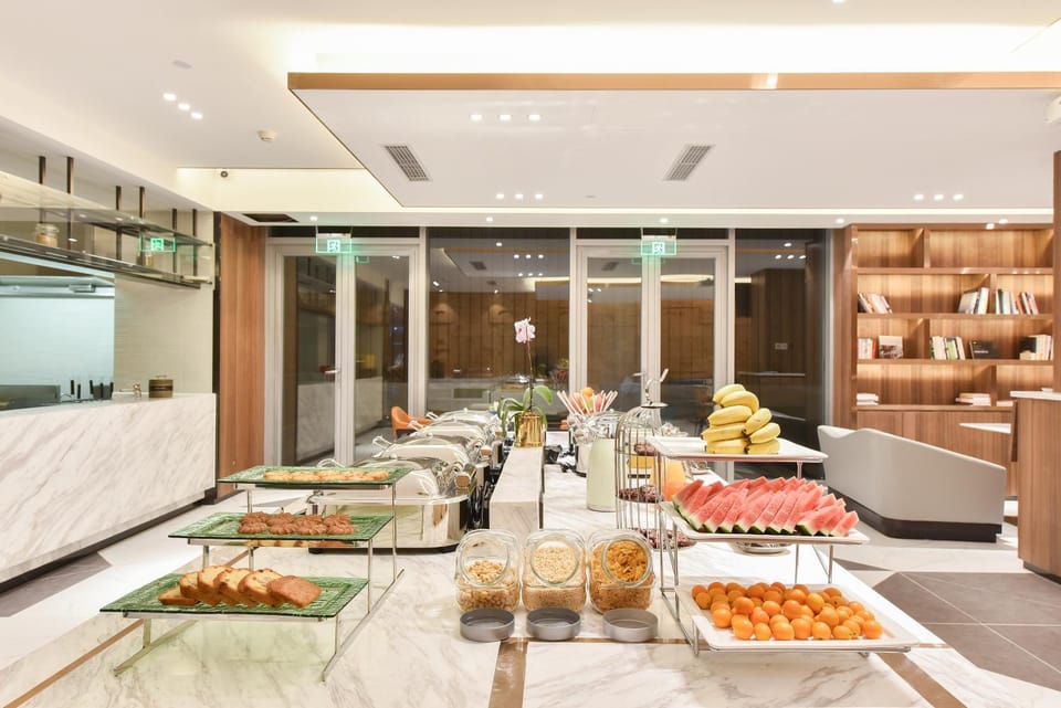 Restaurant/places to eat, Buffet breakfast