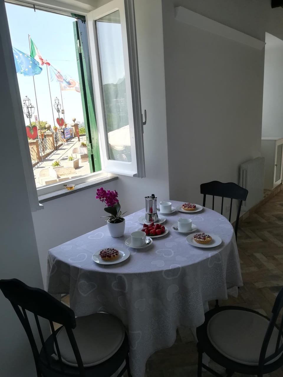 Nearby landmark, Dining area, Lake view, Time of day, Family