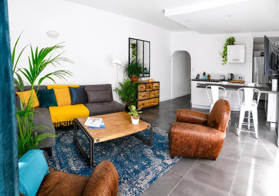 Seating area, Dining area