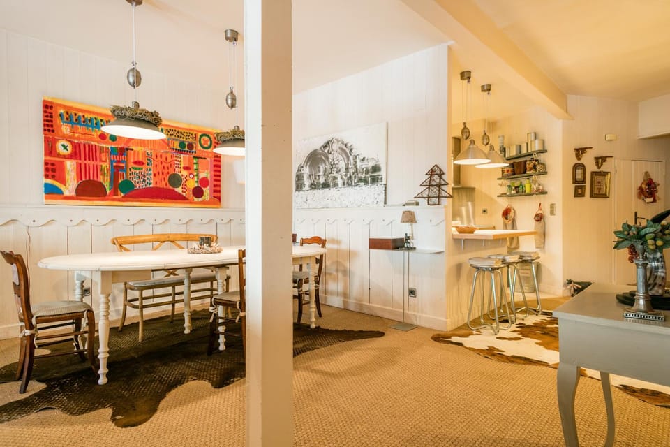 Kitchen or kitchenette, Living room, Seating area, Dining area