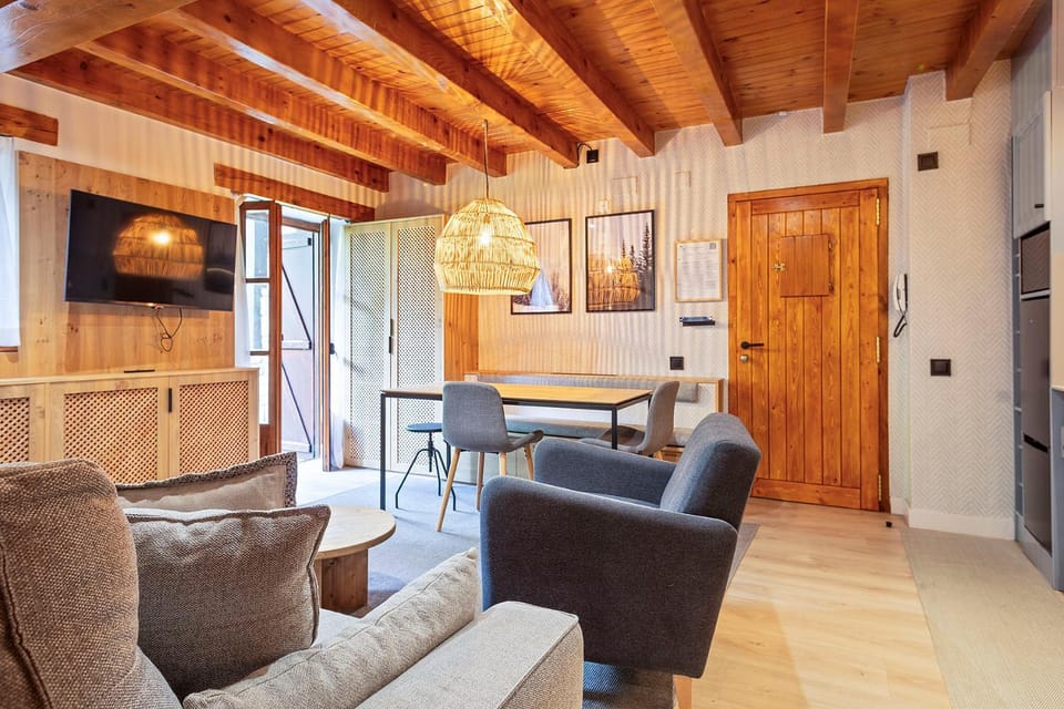 Communal lounge/ TV room, Living room, Dining area