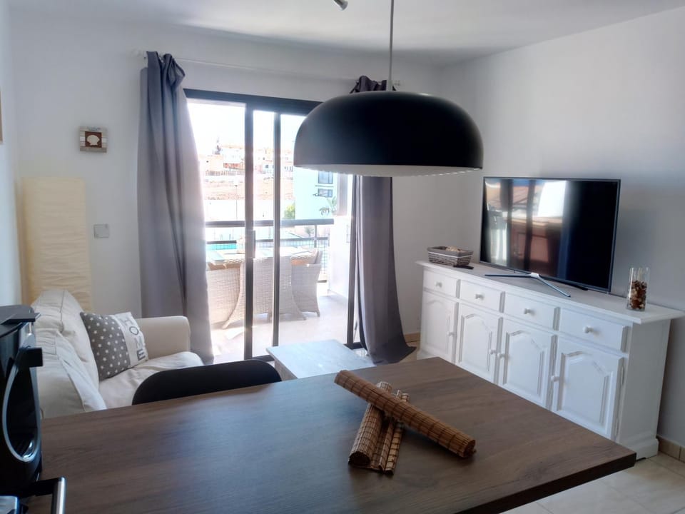 TV and multimedia, Living room, Seating area, Dining area