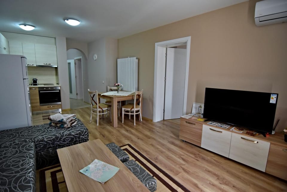 Communal lounge/ TV room, TV and multimedia, Kitchen or kitchenette, Living room, Seating area, Dining area