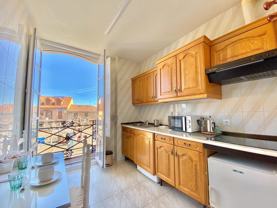 Kitchen or kitchenette