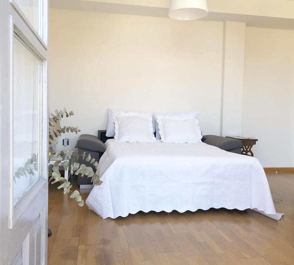 Bed, Dining area