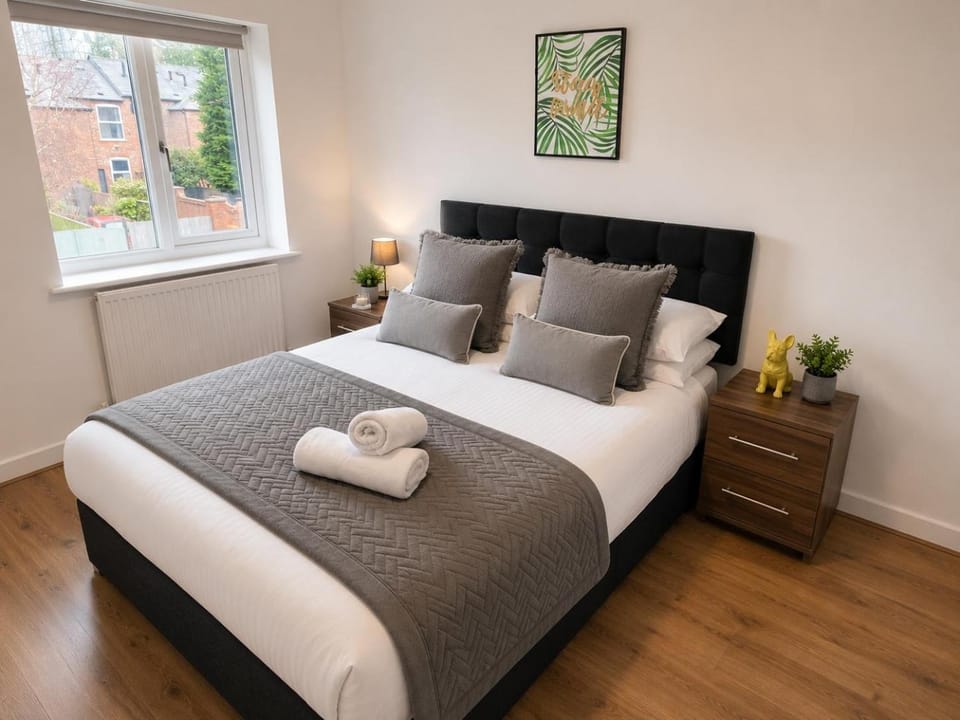 Bed, Photo of the whole room, Bedroom, towels