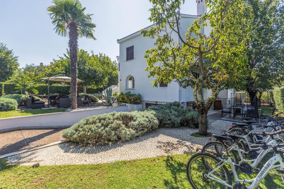 Property building, Patio, Facade/entrance, Garden