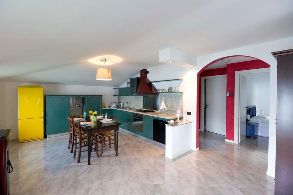Coffee/tea facilities, Kitchen or kitchenette, Living room, Seating area, Dining area, Lake view