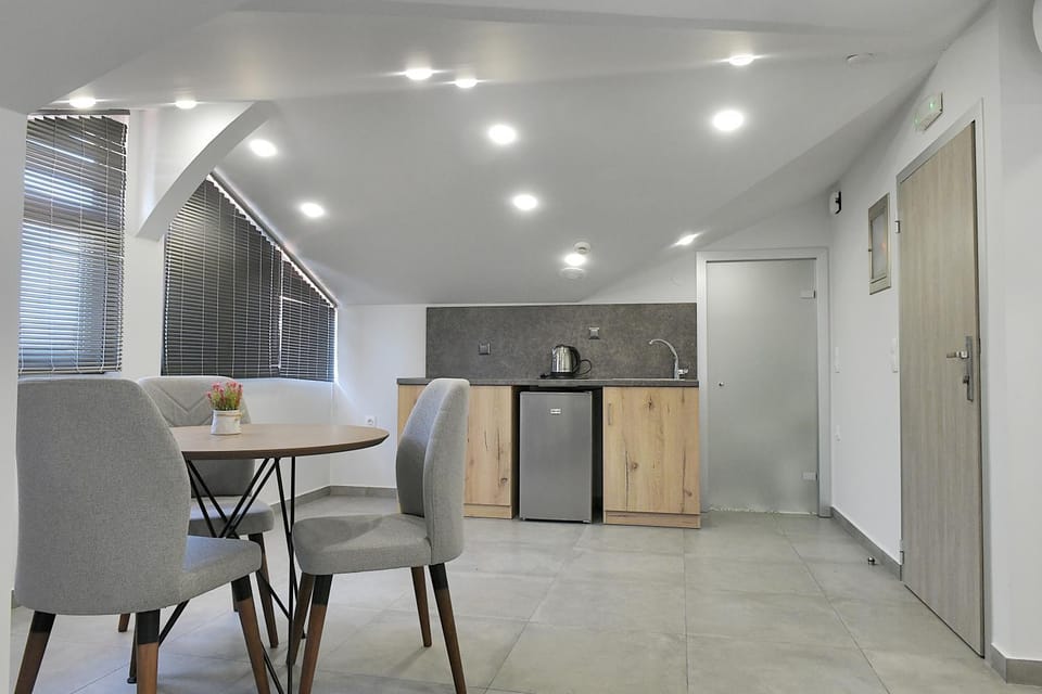 Kitchen or kitchenette, Dining area, stove