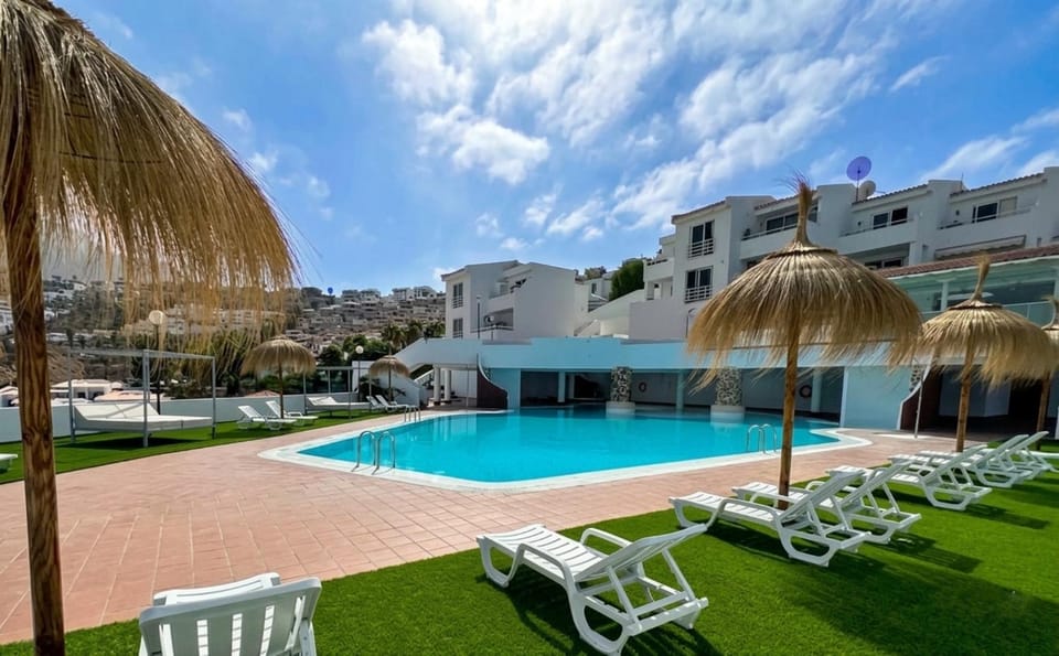 Pool view, Swimming pool, sunbed