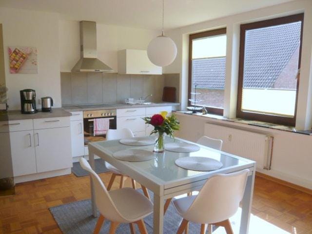 Kitchen or kitchenette, Photo of the whole room, Dining area