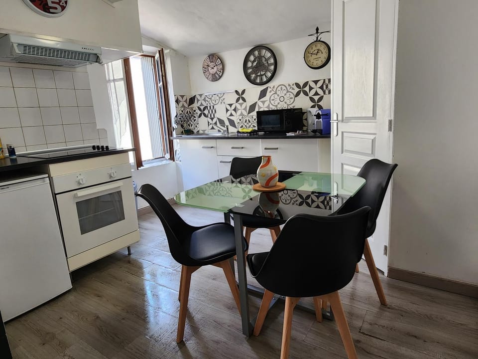 Night, Kitchen or kitchenette, Dining area