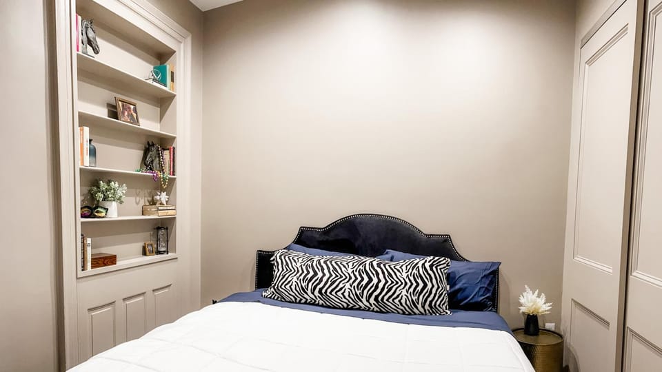 Photo of the whole room, Bedroom