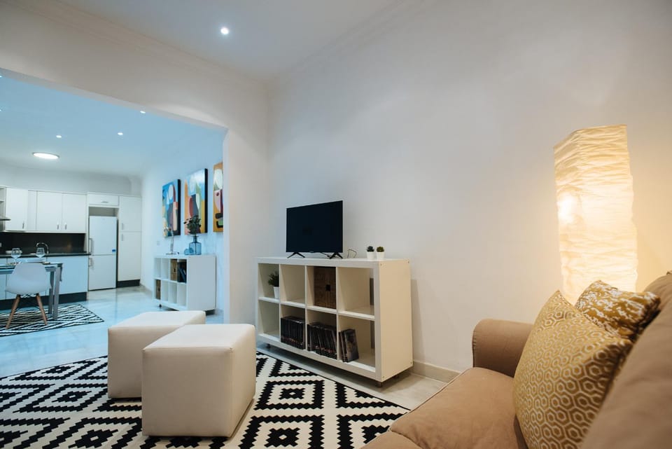 TV and multimedia, Living room, Seating area, Dining area