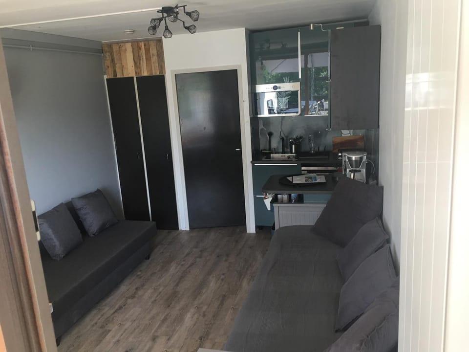 TV and multimedia, Living room, Seating area, Bedroom