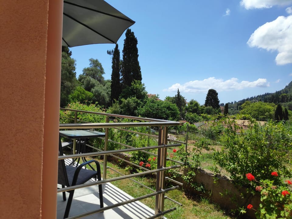Balcony/Terrace, Garden view, Mountain view