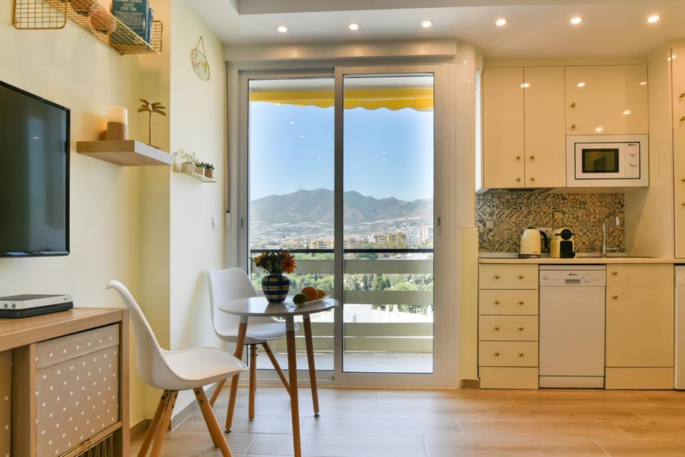 Property building, Natural landscape, Balcony/Terrace, Dining area, Mountain view