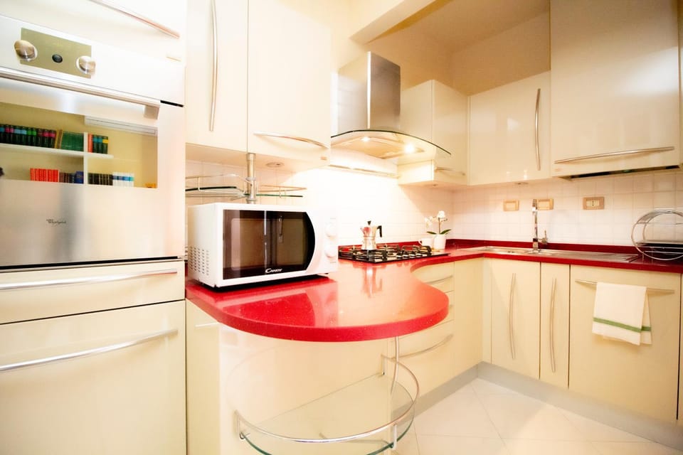 Coffee/tea facilities, Kitchen or kitchenette, Dining area, dishwasher, oven, stove
