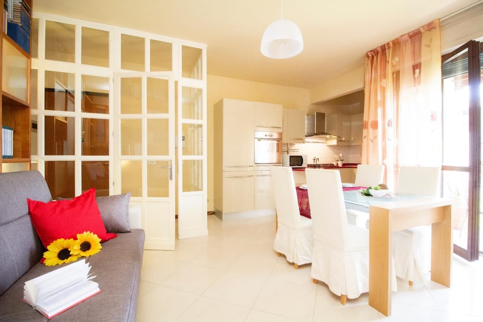Kitchen or kitchenette, Living room, Seating area, Dining area, minibar, oven, stove