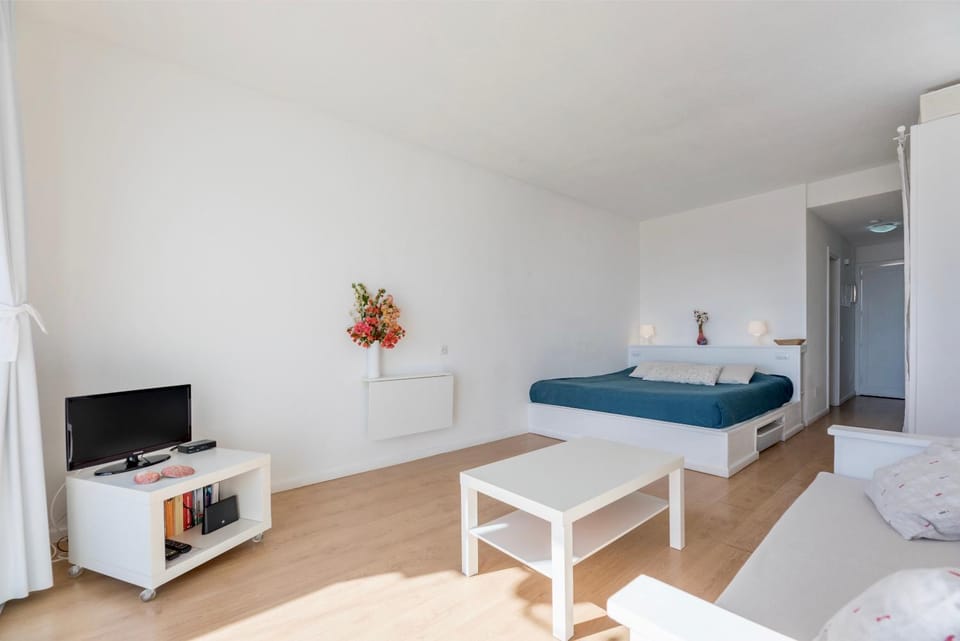 TV and multimedia, Living room, Photo of the whole room, Seating area, Bedroom