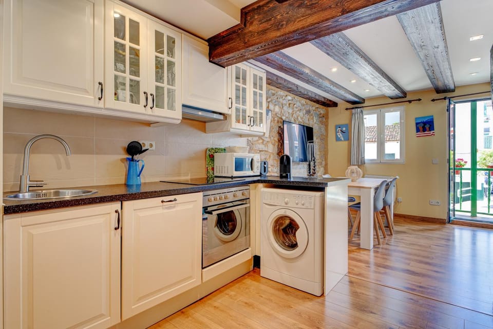 Kitchen or kitchenette, minibar, toaster