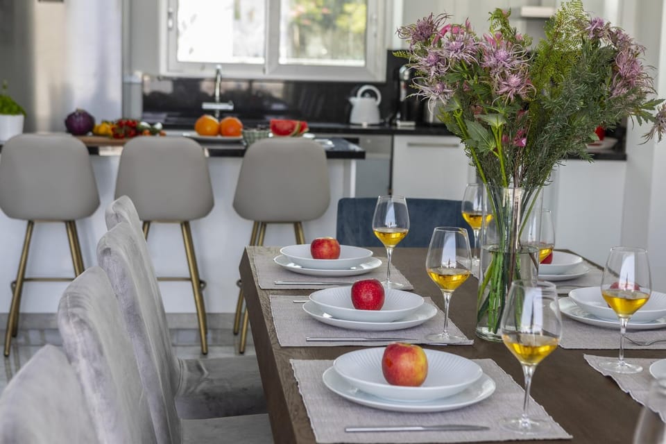 Restaurant/places to eat, Living room, Food and drinks, Banquet/Function facilities, Seating area, Dining area, Food, Lunch, Dinner, Drinks