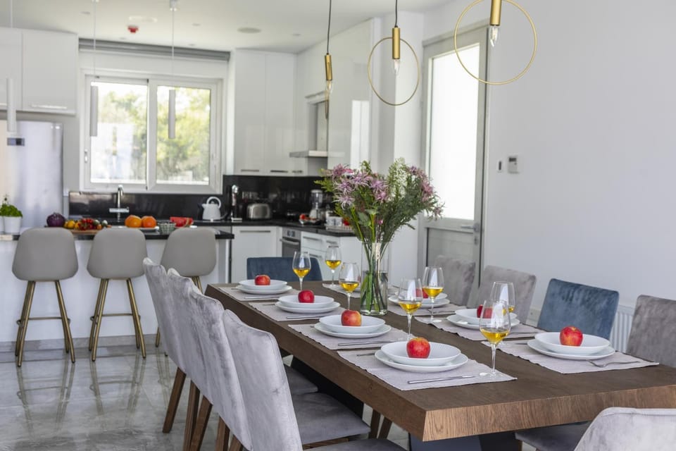 Kitchen or kitchenette, Food and drinks, Dining area, Food, Drinks, minibar, stove