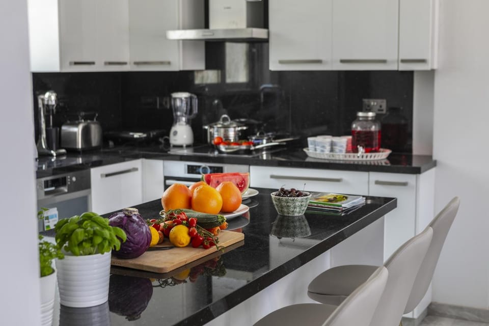 Coffee/tea facilities, Kitchen or kitchenette, Food and drinks, Food, stove, toaster