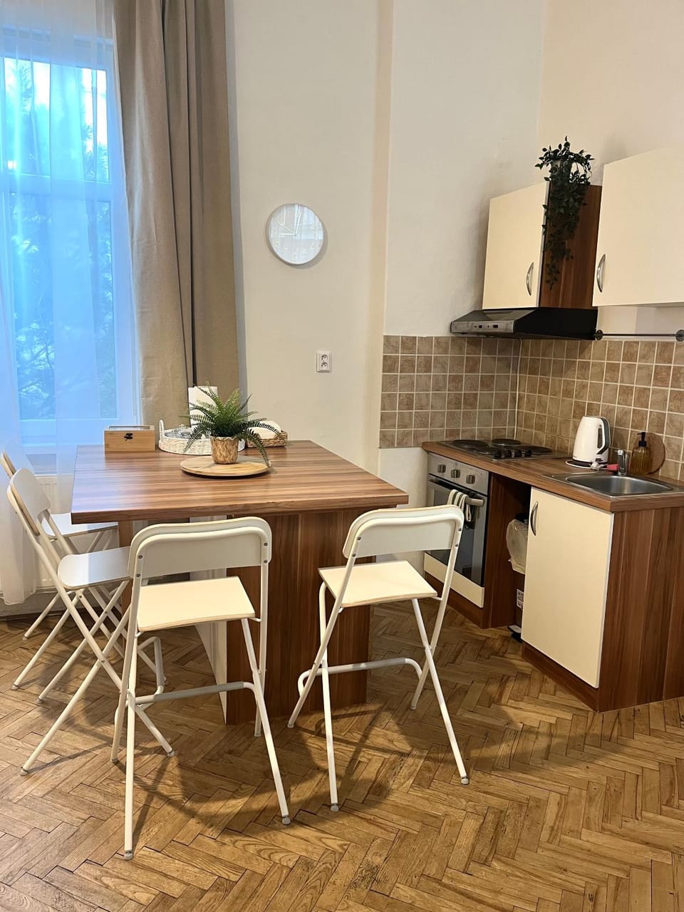 Kitchen or kitchenette, Dining area, stove