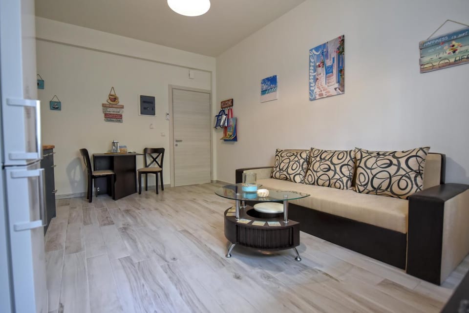 Kitchen or kitchenette, Living room, Seating area, Dining area